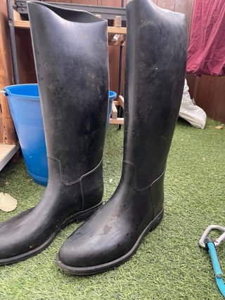 Botas y casco de equitación negros