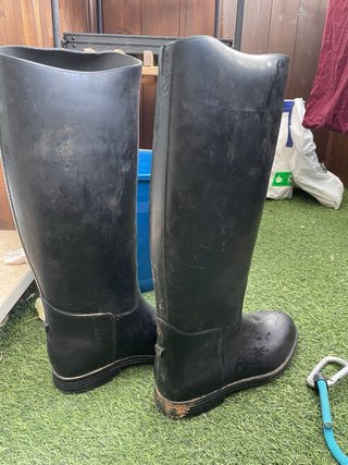 Botas y casco de equitación negros