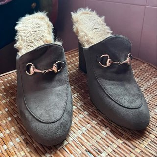 Zapatos de ante con tacón y pelo