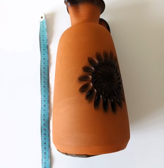 Jarrón de terracota con sol grabado. Artesanía