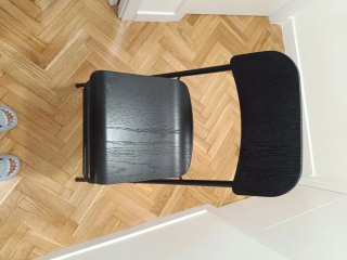 Taburete alto plegable negro.