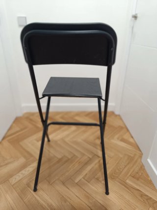 Taburete alto plegable negro.