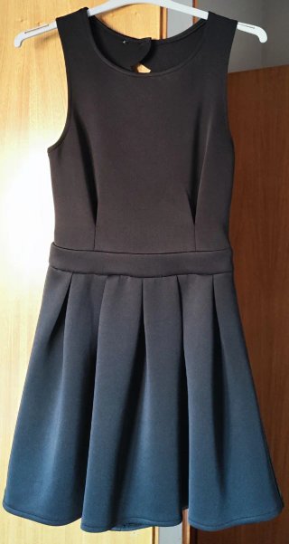 Vestido negro con falda plisada
