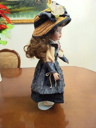 Muñeca de porcelana antigua con sombrero