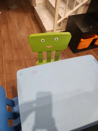 Mesa y 3 Sillas Infantiles