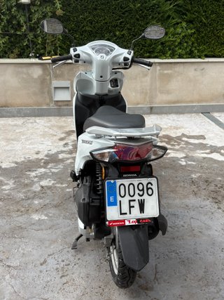 Honda Vision 110 - Scooter Blanca
