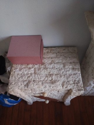 Mesita y columna de piedra a juego