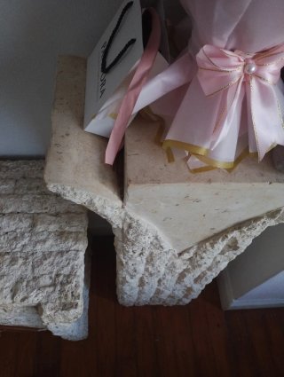 Mesita y columna de piedra a juego