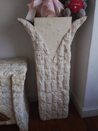 Mesita y columna de piedra a juego