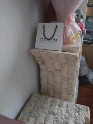 Mesita y columna de piedra a juego