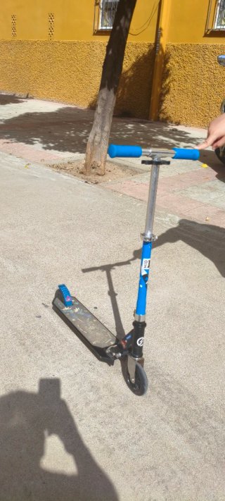Patinete infantil azul de 3 a 8 años.