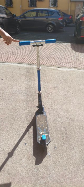 Patinete infantil azul de 3 a 8 años.