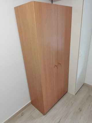 Armario de madera con estantes