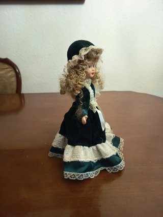 Muñeca de porcelana antigua