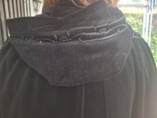 Capa Terciopelo Negra con Capucha Bordada