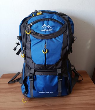 Mochila 60L impermeable azul senderismo viaje
