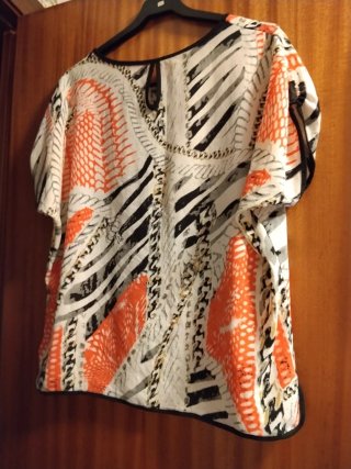 Blusa italiana elegante, ribeteado en negro