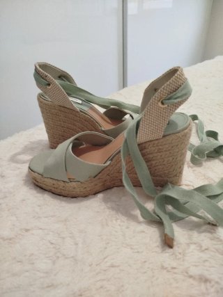 Sandalias cuña verde atadas