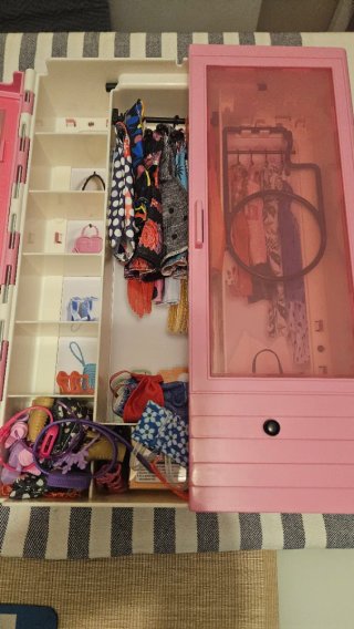 Armario Barbie con Ropa y Accesorios