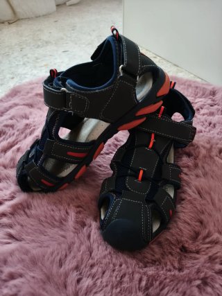 Sandalias chico azul marino y naranja