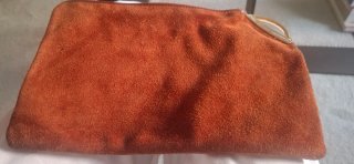 Cartera ante marrón con cremallera y logo 16x25