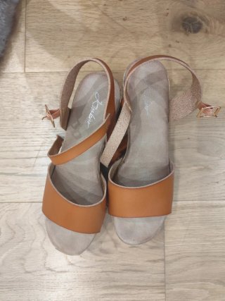 Sandalias de plataforma marrón y beige