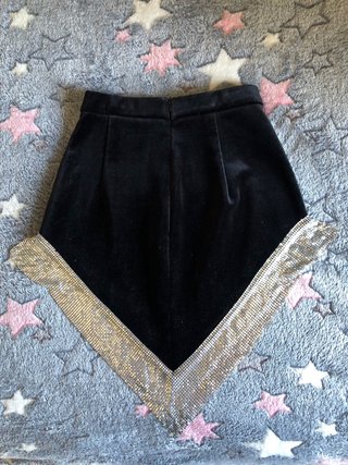 Conjunto terciopelo negro con detalle metálico
