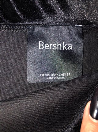 Conjunto terciopelo negro con detalle metálico