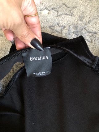 Conjunto terciopelo negro con detalle metálico