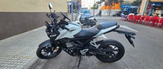 Honda CB125 Naked Negra y Blanca