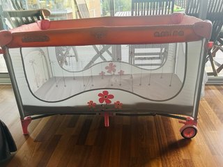Cuna de viaje niña+ colchón ALVI 120x60 con ruedas