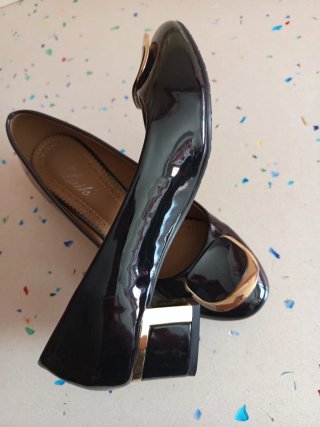 Zapatos charol negros con hebilla dorada
