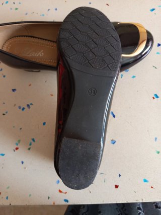Zapatos charol negros con hebilla dorada
