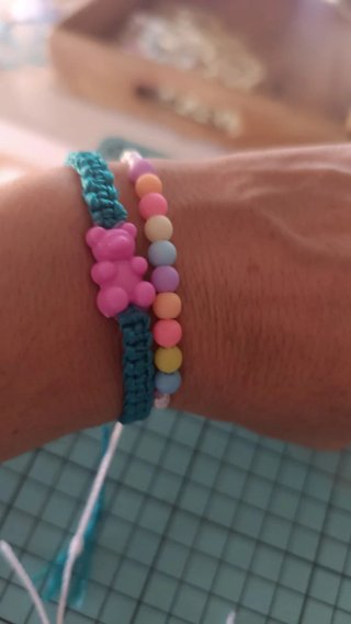 Pulseras con osito y cuentas de colores