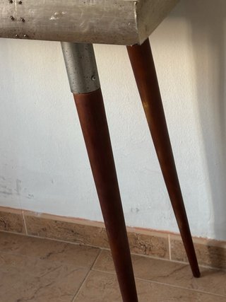 Aparador metálico y madera