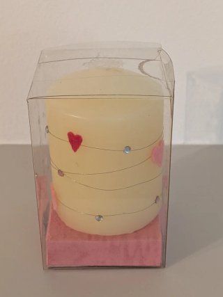 Vela decorada con corazones y mariposas