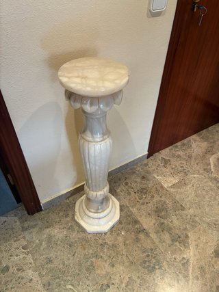 Columna de mármol beige y blanco