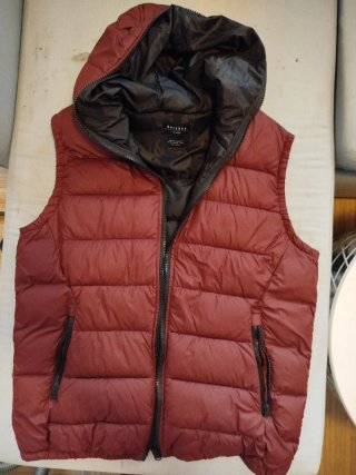 Chaleco Bershka con capucha Talla M