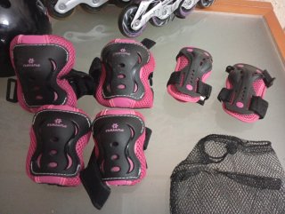 Patines en línea negros y morados