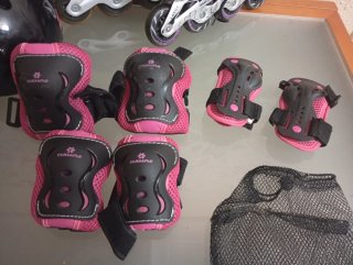 Patines en línea negros y morados