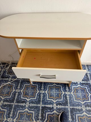 Mesa auxiliar con cajón y estantes