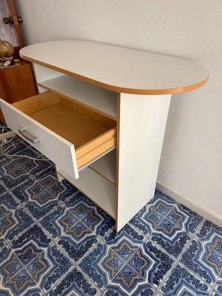 Mesa auxiliar con cajón y estantes