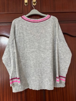 Jersey Basyco gris cuello V rayas rosa