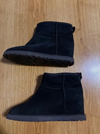 Botines UGG con cuña negros
