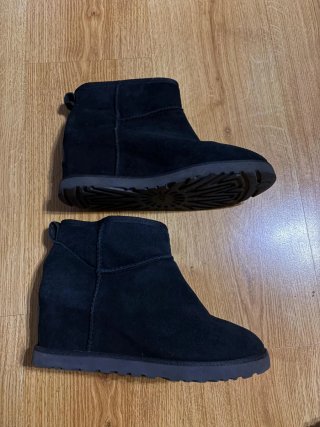 Botines UGG con cuña negros