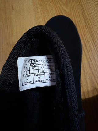 Botines UGG con cuña negros
