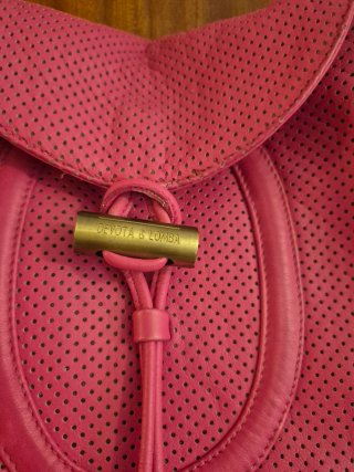 Bolso Devota & Lomba color fresa perforado