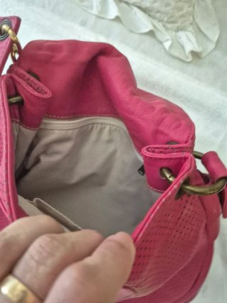 Bolso Devota & Lomba color fresa perforado