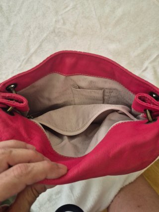 Bolso Devota & Lomba color fresa perforado