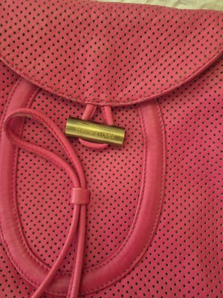 Bolso Devota & Lomba color fresa perforado